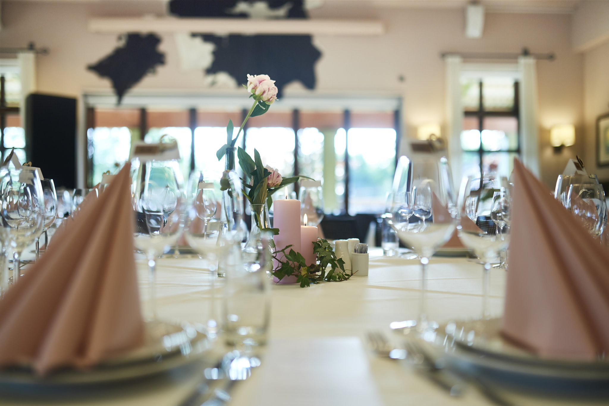 Lyserød bordopdækning til fest i Odense ZOO