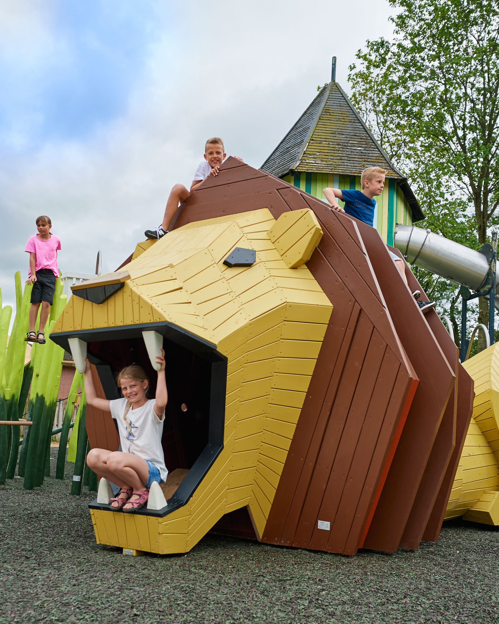 Leg med løven på legepladsen ved  Café Chunga i Odense ZOO