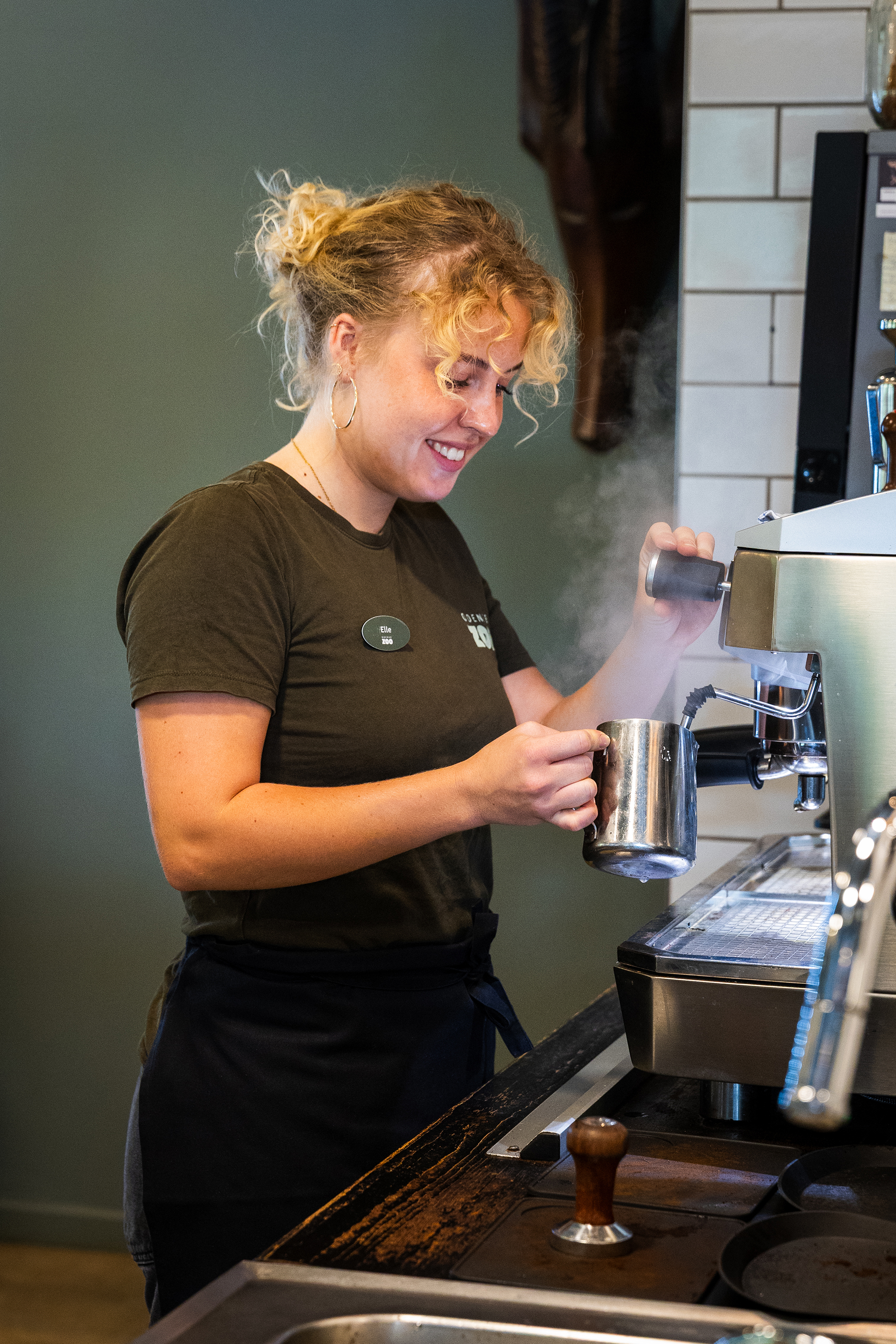 barista laver kaffe i safari cafe i odense zoo