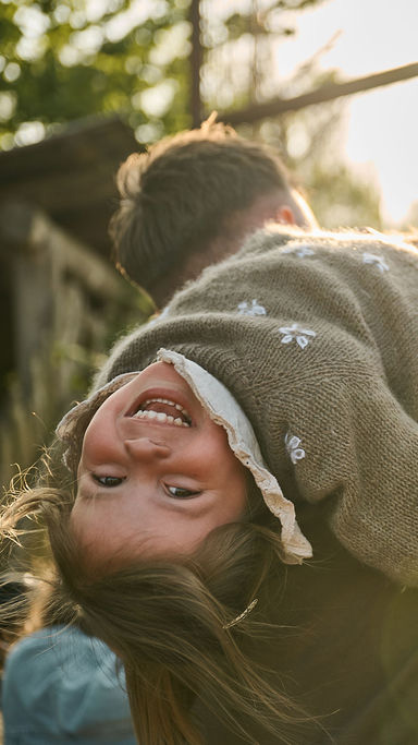 Grinebidder Far bærer pige til overnatning i shelters i Camp Kiwara på savannen i Odense ZOO