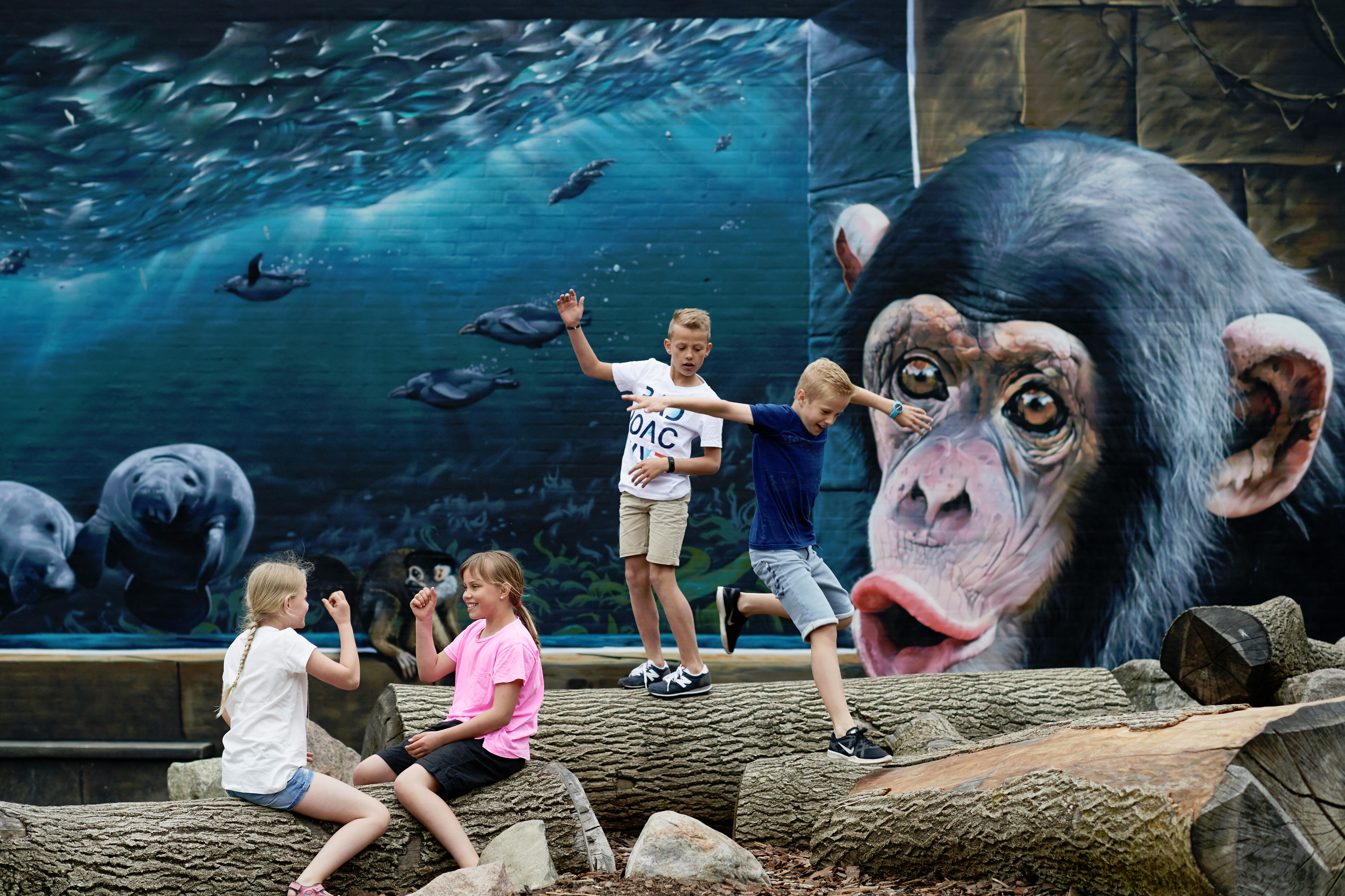 Legende børn foran facade med street art i Odense ZOO