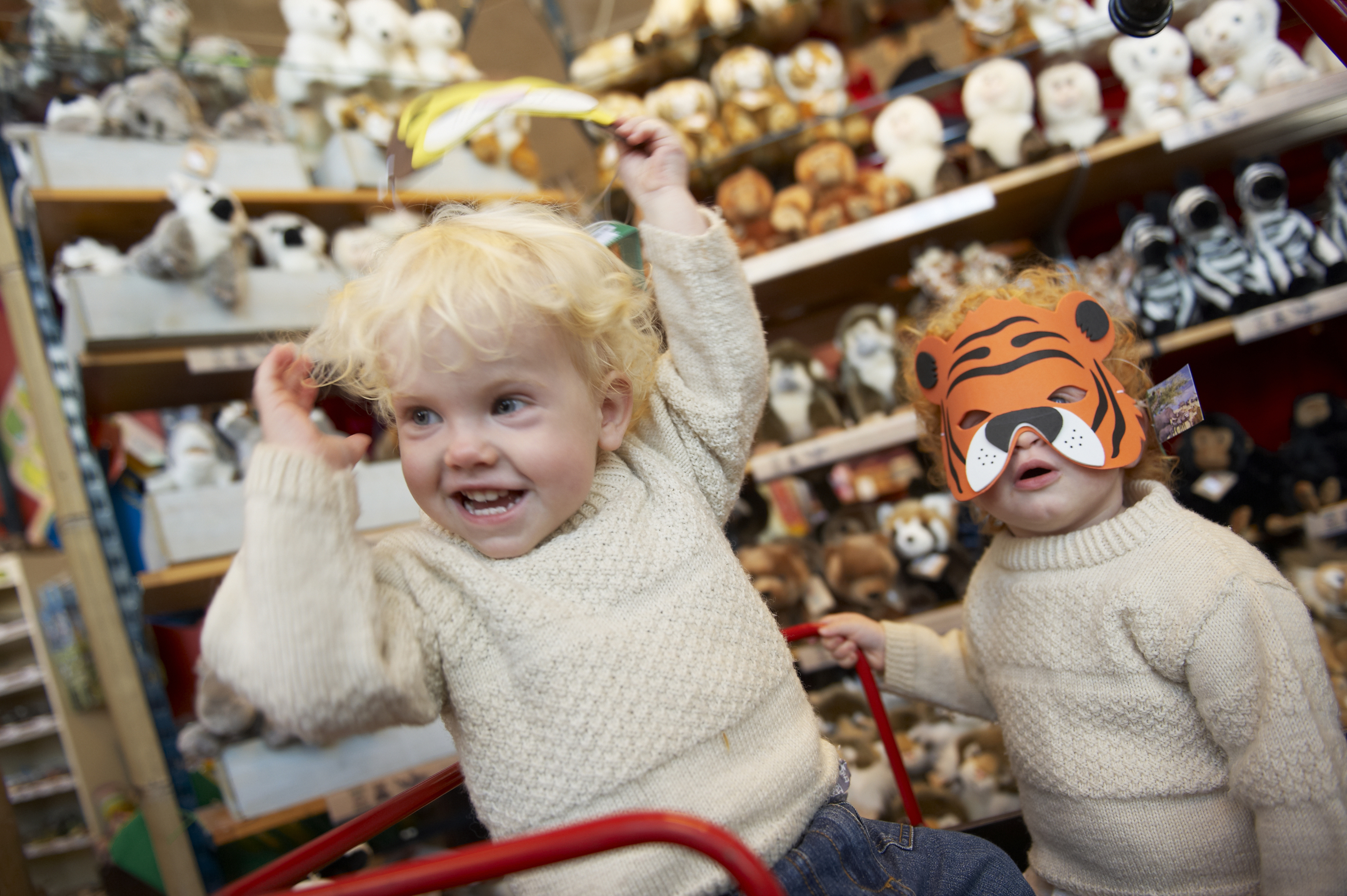 Børn leger med masker i ZOObutikken i Odense ZOO
