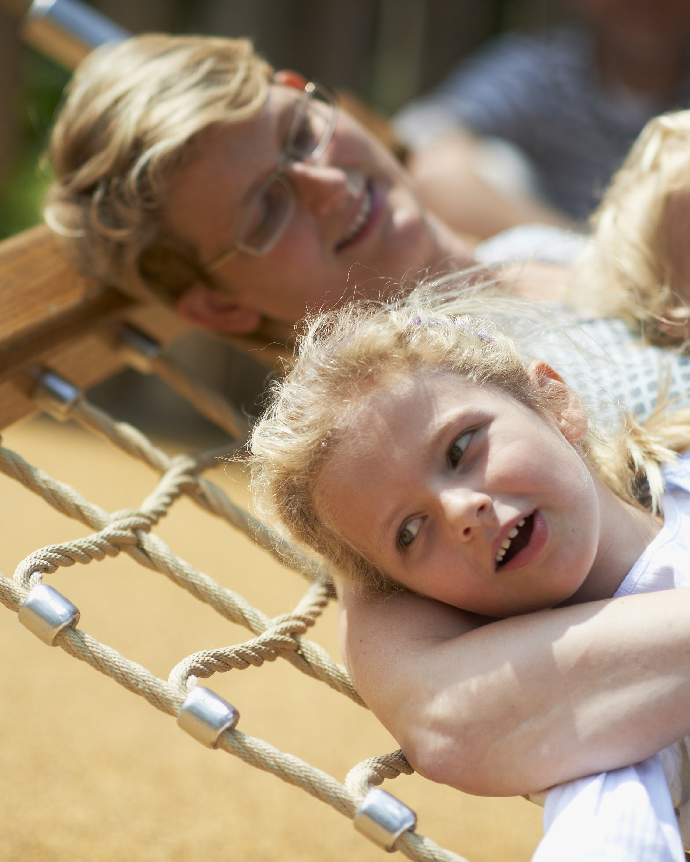 Mor og børn hygger i hængekøje på legeplads i Odense ZOO