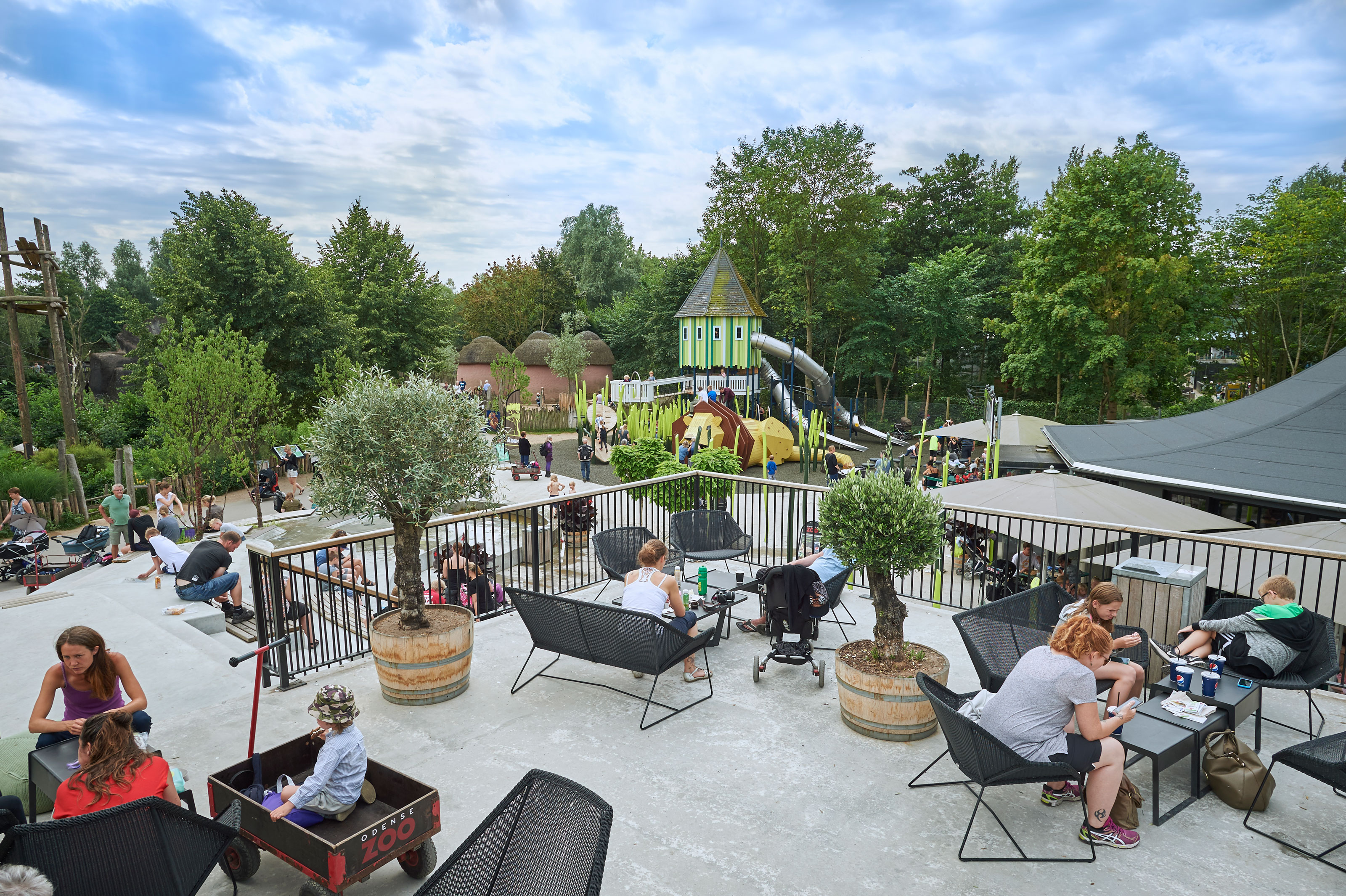 Tagterassen ved Café Chunga i Odense ZOO med udsigt til stor legeplads