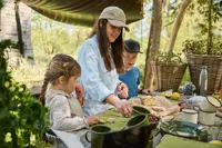 Morgen mad i det grønne overnat i shelters i Camp Kiwara på savannen i Odense ZOO