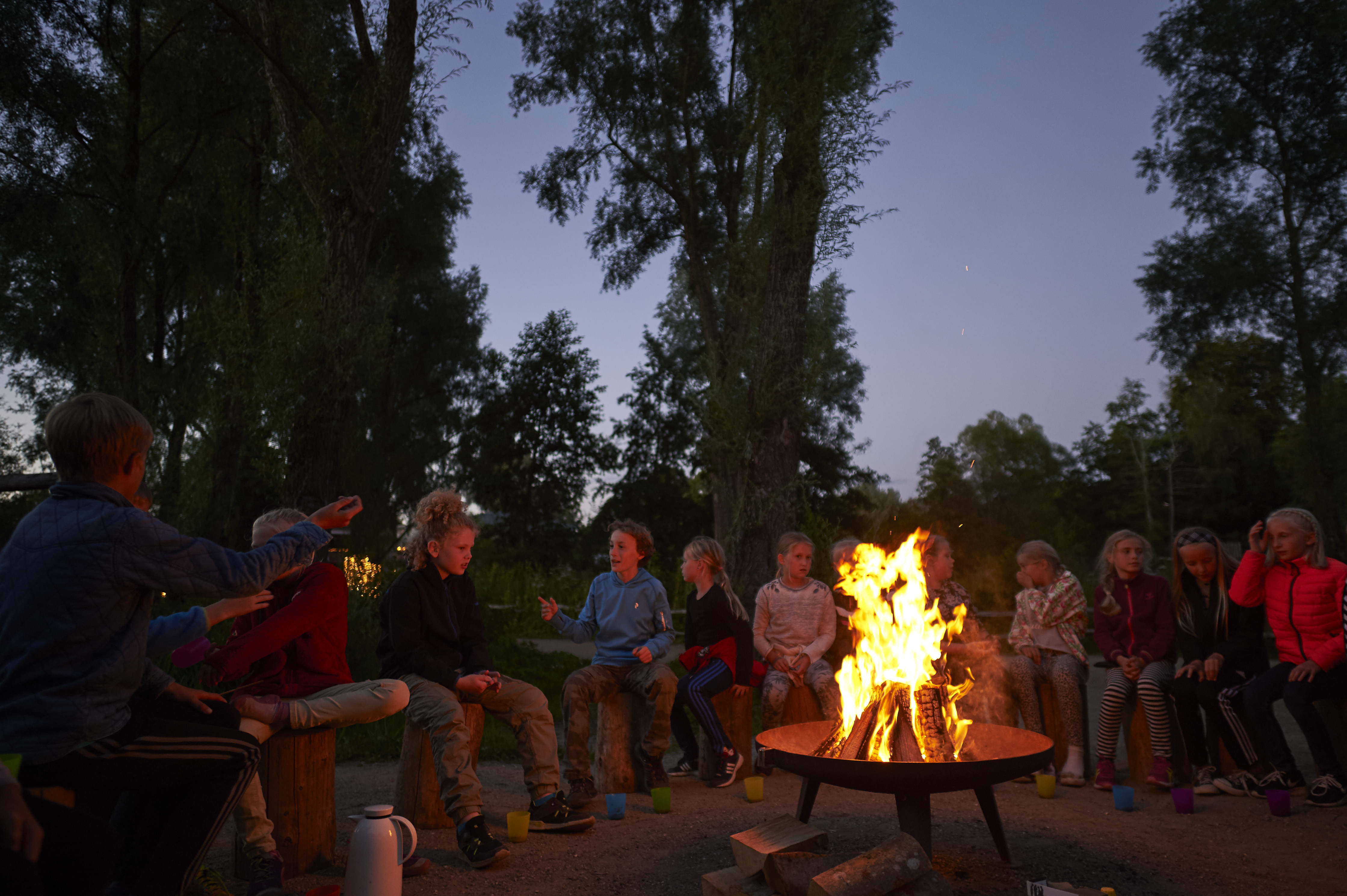 Bålhygge Klasse overnat i shelters i Camp Kiwara på savannen i Odense ZOO