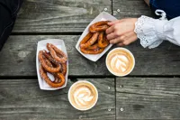churros og kaffe på trappen ved cafe søløven i odense zoo