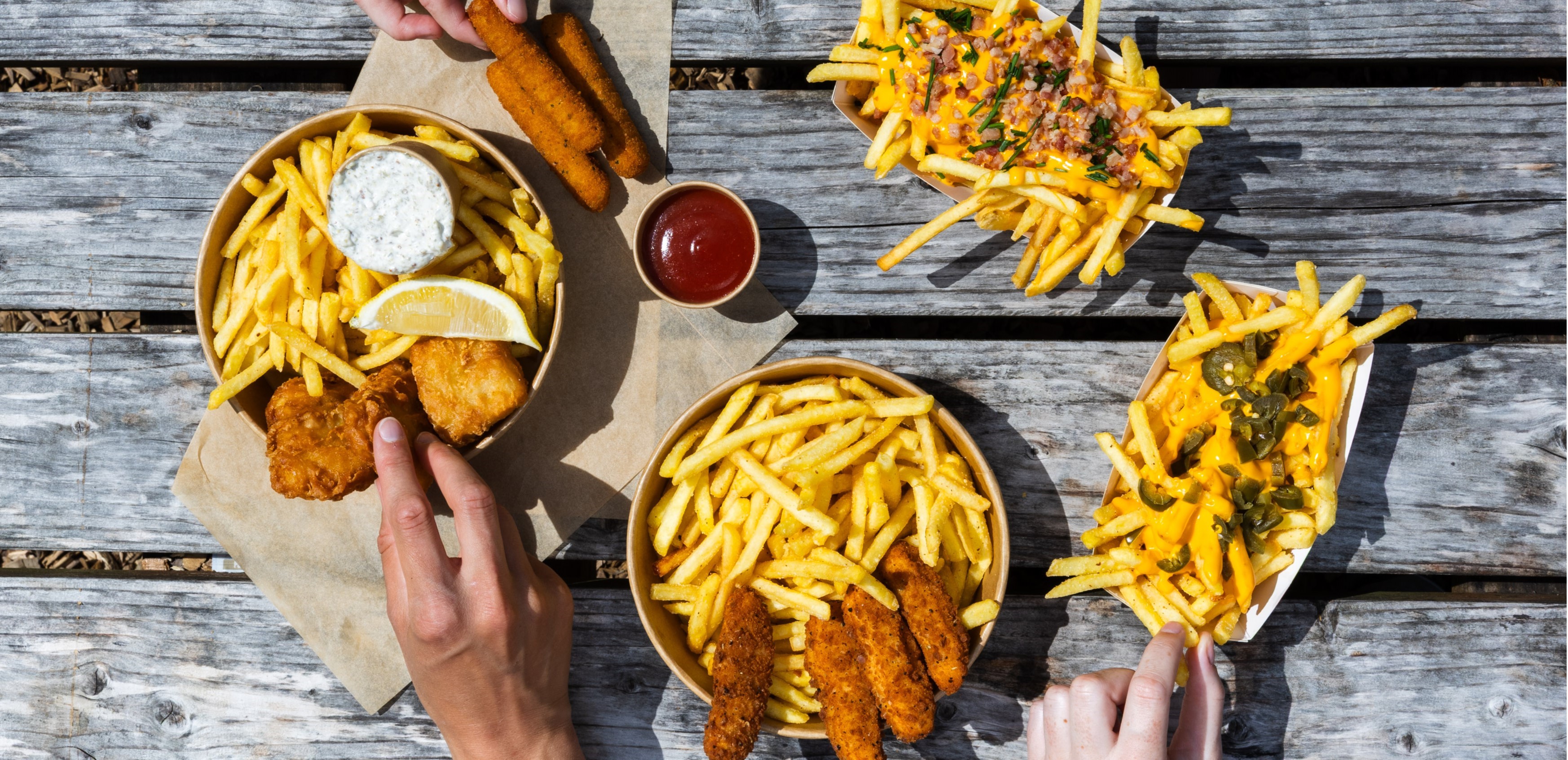 Fisk og fritter kylling og fritter toppede fritter