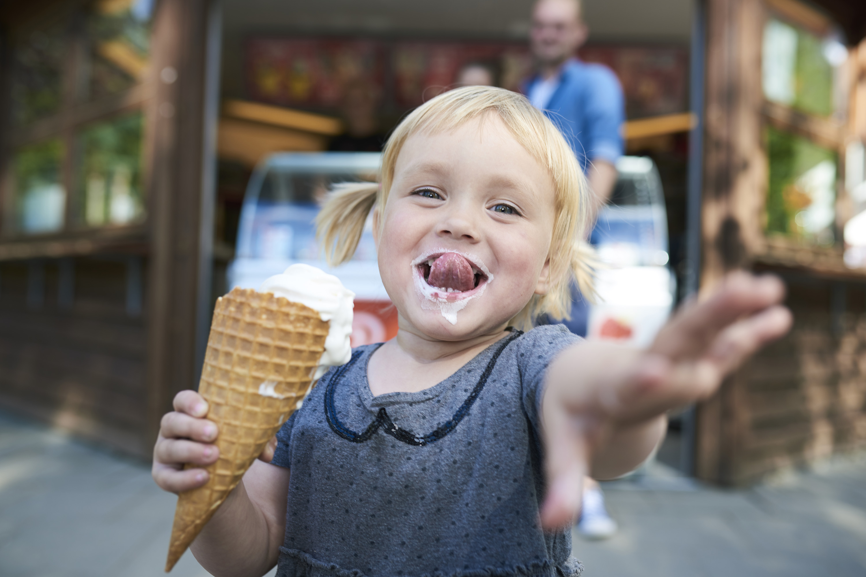 pige spiser is ved TigerIs i Odense ZOO
