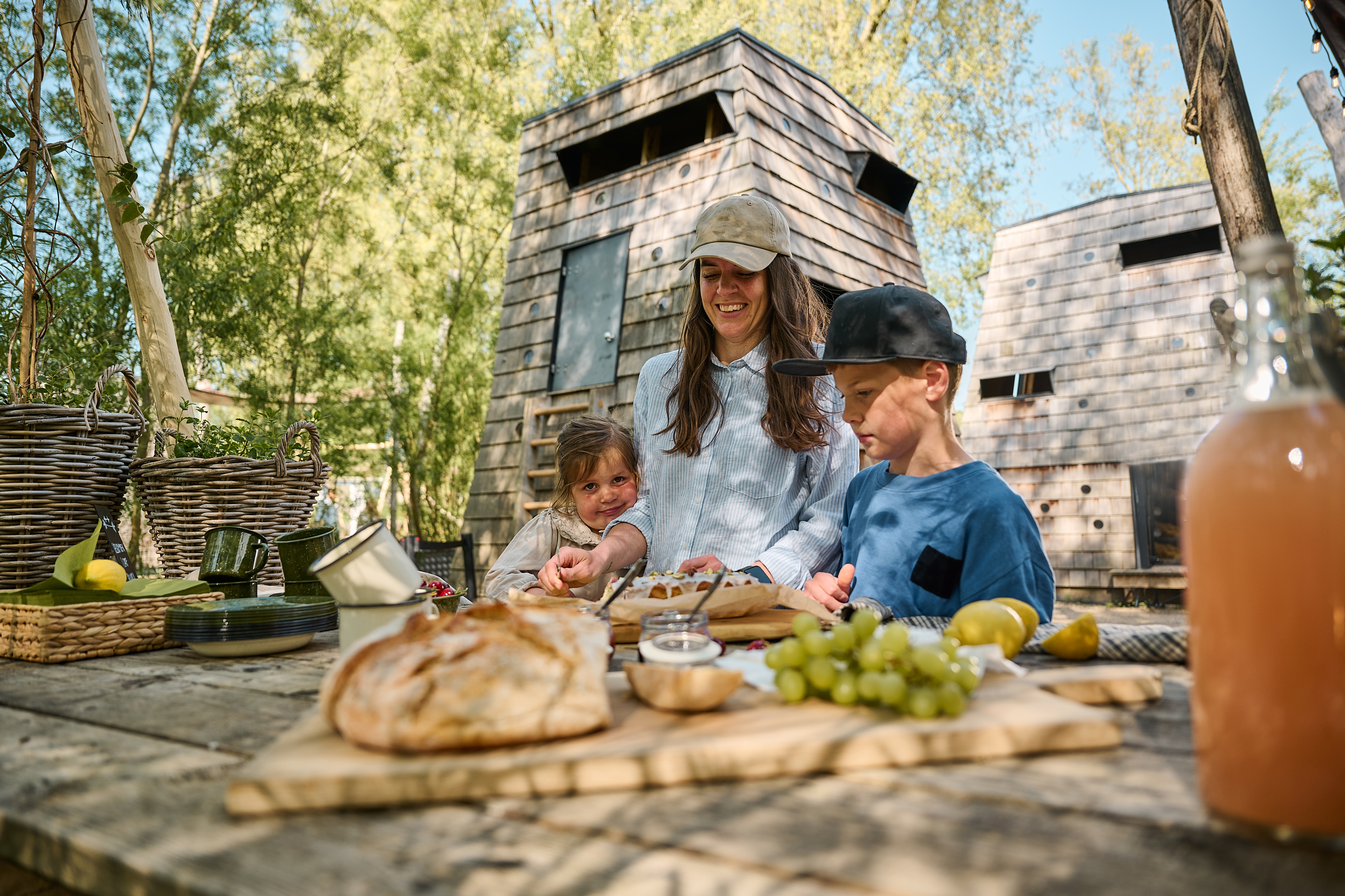 Morgenmad mor og børn overnat i shelters i Camp Kiwara på savannen i Odense ZOO