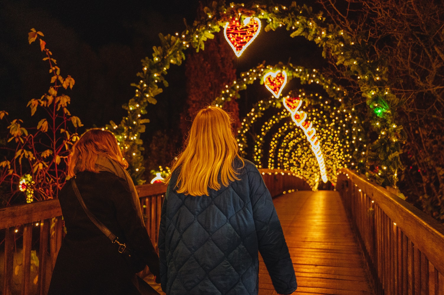 Hjertebro to kvinder på vej over Jul i Odense ZOO