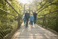 Gæster hængebro rundvisning Odense ZOO
