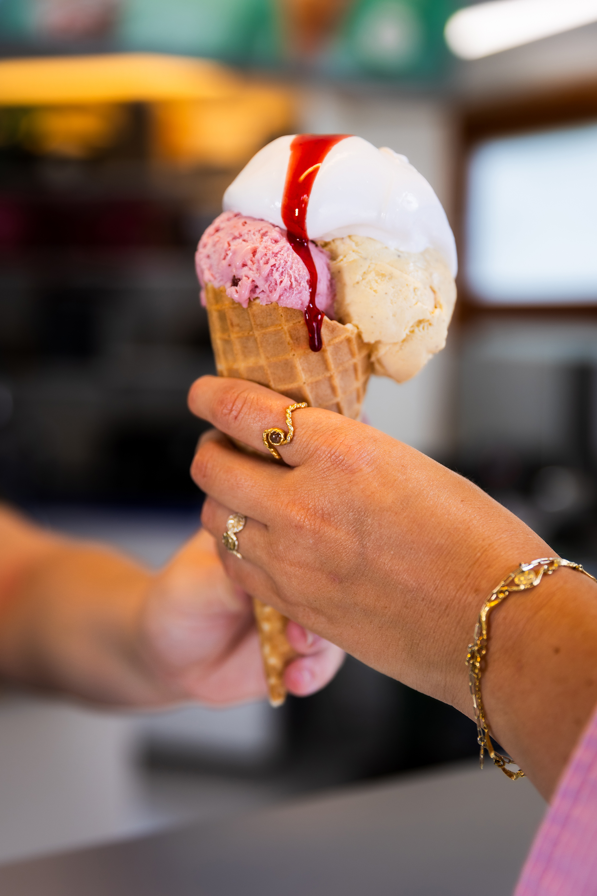 isvaffel med jordbæris og vaniljeis og guf og syltetøj i odense zoo